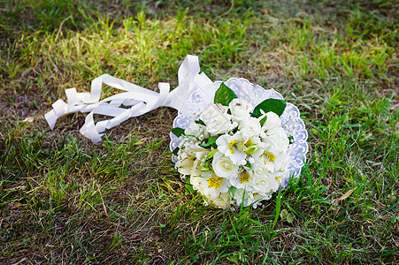 一束鲜花 一束黄白玫瑰 放在草地上的彩礼和紫红玫瑰植物群女性团体喜悦传统花束婚礼甘菊花园珍珠图片