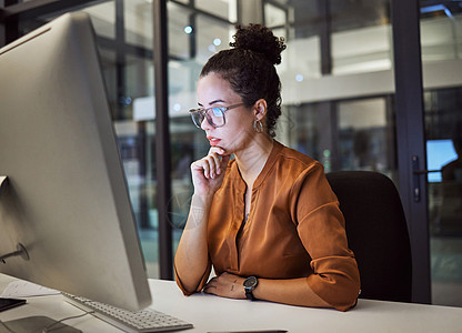 加班时 女人 电脑和戴眼镜的办公室在脸上显示反射 女孩 思考和想法在深夜工作时阅读分析 电子邮件或在线通信图片