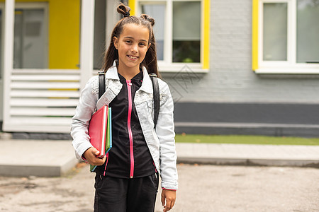 孩子要回学校 暑假后新学年开始 上学第一天背着书包和书的小女孩 开始上课童年学生运动班级女士房子字母课堂材料瞳孔图片