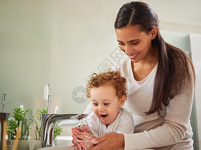 母亲 男孩和洗手有助于在水中进行有趣的 covid 细菌清洁和早晨的家庭卫生保健 意大利家庭安全保健护肤品中浴室水槽旁的妈妈 妇图片
