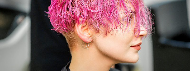 在理发店接受新的粉红色短发型 美貌美丽的年轻caucasian女人理发师化妆品沙龙魅力皮肤成人客户头发女性治疗图片