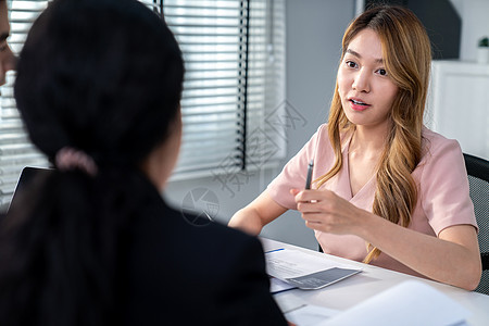 年轻的亚洲女性候选人试图通过胜任才能来吸引面试者的好评职业老板合同商业成人招聘雇主工作就业会议图片