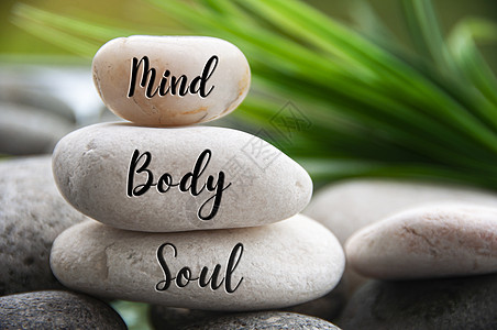 刻在有文本空间的zen石块上的心灵 身体和灵魂等词按摩活力字母香气瑜伽平衡石头康复精神生活图片