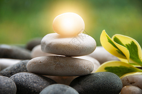 亮光闪耀在有可定制文本空间的zen石上 复制空间和zen 概念头脑整体岩石冥想治疗香气活力灵魂温泉饮食图片