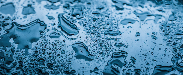 保护品牌水纹理抽象背景 蓝色玻璃上的水滴作为科学宏观元素 雨天和自然表面艺术背景为环境品牌设计推广实验室液体假期奢华魅力金属横幅力量天气背景