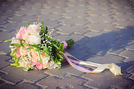 白黄玫瑰和黄色的婚礼花束在混凝土地板上 放在水泥地板上树叶订婚念日植物庆典玫瑰紫色传统女性甘菊图片
