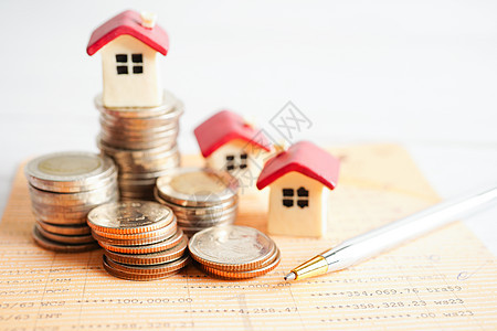 成堆的硬币上的房子 投资财产融资概念现金银行业财富预算价格住房房地产经济住宅生长图片