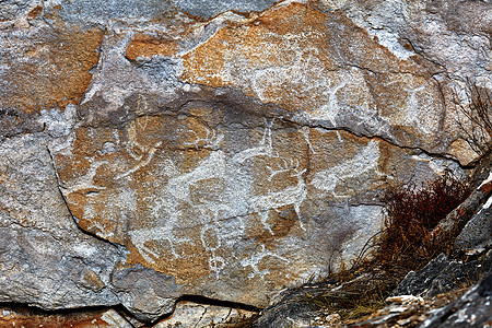 古代人的岩画 墙上挂着鹿的古代猎人形象 古代艺术 历史 考古学旅行砂岩岩石男人石头人类学洞穴遗产图纸历史性图片