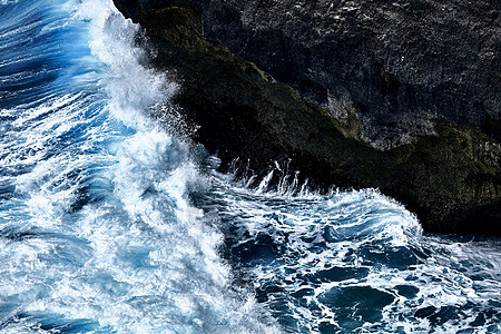 波涛汹涌的大海特写 美丽的蓝色波浪与大量的海泡沫场景从上面看 特写 蓝色大海上的泡沫 美丽的世界戏剧性旅行流动海洋支撑波纹生态海图片