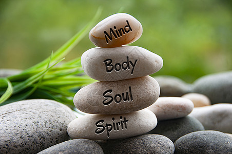 思想 身体 灵魂和精神用字刻在自然背景模糊的zen石块上 复制空间和zen概念图片