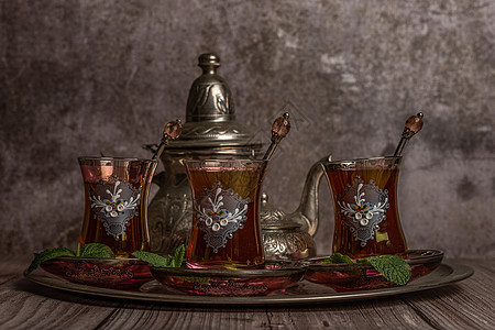 端上杯子 盛满纯摩尔茶草本植物花草茶碗饮食木头茶壶玻璃热饮香气饮料图片