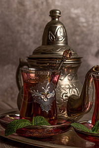 端上杯子 盛满纯摩尔茶茶壶木头仪式玻璃香气茶碗液体花草饮食草本植物图片