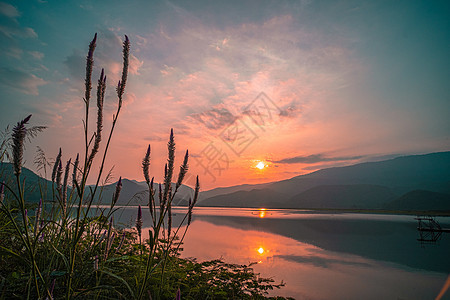 山湖全景风景与日出时的完美反射 美丽的山脉景观 粉红色柔和的天空 背景是山丘 倒映在水中 自然湖泊景观假期旅游丘陵海洋橙子地平线图片