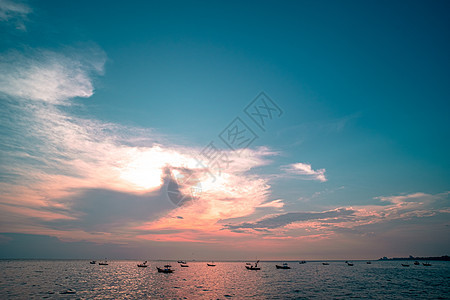 海面上美丽的日出 热带木制渔船与热带木船天空阳光假期旅行航程日落海浪风景背景海岸图片
