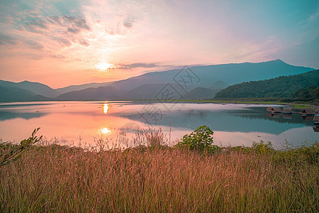 山湖全景风景与日出时的完美反射 美丽的山脉景观 粉红色柔和的天空 背景是山丘 倒映在水中 自然湖泊景观海岸旅游高山橙子日落地平线图片
