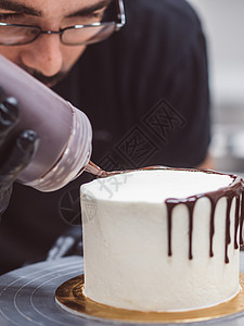 设计师滴水玻璃加巧克力甘蔗糖 奶油白滑饼卫生生意面包烘烤甜食男人厨师婚礼派对庆典图片