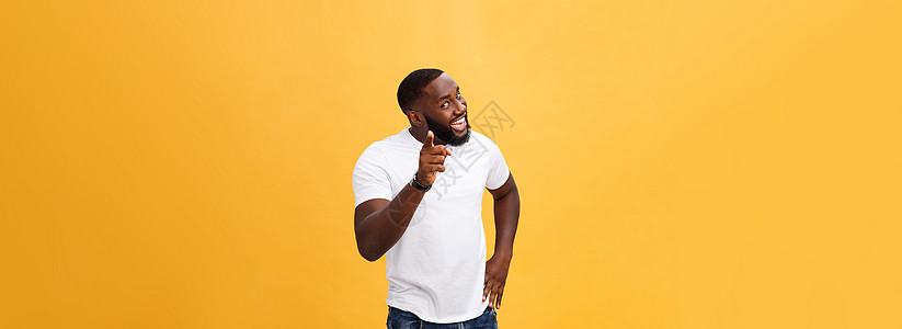有趣的年轻非洲顾客开心地笑着 用食指指着相机 就好像选择了你 并邀请你参加大甩卖 积极的情绪 面部表情 感觉 选择性的焦点白色衬图片