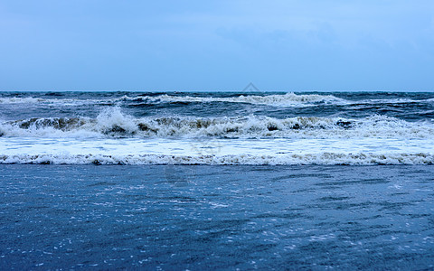 蓝色海浪对准清晰的蓝天平地平线 自然背景波浪力量晴天热带泡沫墙纸海岸风景海景天气图片