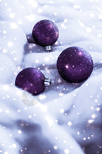 紫罗兰圣诞胸罩 上面有雪亮的毛皮 奢华冬季假日设计背景魔法雪花辉光卡片新年紫色下雪派对明信片小玩意儿图片