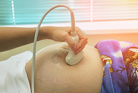 孕妇小孩在诊所进行超声波扫描的孕妇被切除后 在医院缝合背景