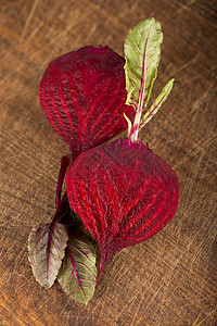 木头上的红甜菜或甜菜根乡村水果美食紫色叶子树叶直根收成营养食物图片