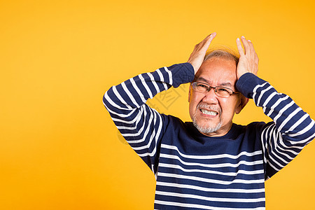 亚洲大男子手握头部和耳闭耳朵头痛的亚洲人卫生眼镜疾病男人疼痛哭泣保健健忘症长老压力图片