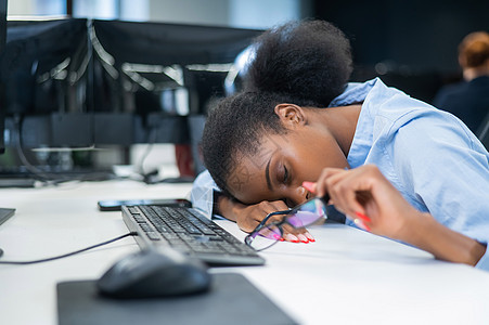 非洲青年妇女睡在工作台生意人职业职场工作桌面公司小憩秘书眼镜人士女孩高清图片素材