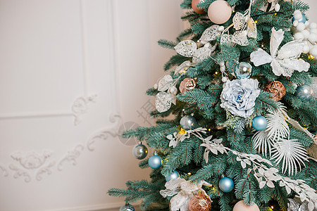圣诞树是为圣诞节而装饰的 装饰精美的房子 有银色 白色和圣诞树和礼物 一段神奇的时光 新年盒子假期花环季节公寓庆典壁炉风格房间玩图片