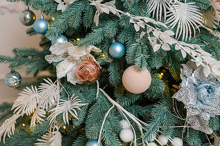 圣诞树是为圣诞节而装饰的 装饰精美的房子 有银色 白色和圣诞树和礼物 一段神奇的时光 新年假期丝带风格公寓壁炉房间花环庆典盒子玩图片