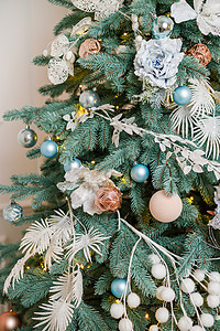 圣诞树是为圣诞节而装饰的 装饰精美的房子 有银色 白色和圣诞树和礼物 一段神奇的时光 新年盒子丝带房间风格季节花环公寓庆典玩具壁图片