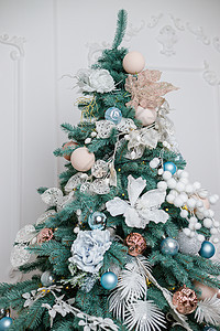 圣诞树是为圣诞节而装饰的 装饰精美的房子 有银色 白色和圣诞树和礼物 一段神奇的时光 新年展示风格盒子玩具季节壁炉假期房间丝带花图片