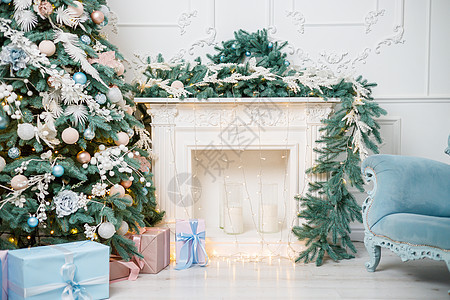 圣诞树 树下有礼物 壁炉装饰着花冠 在新年的时候 我们用木板来做画布风格季节房子展示花环盒子金子房间窗户假期图片