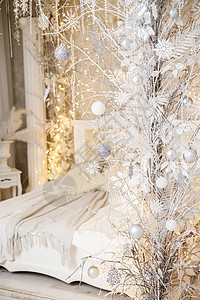 房子的内部装饰着一棵圣诞树 以迎接节日的到来 宽敞明亮的房间装饰有装饰品 新年 圣诞节装饰蜡烛公寓风格魔法卡片窗户庆典家具礼物季图片