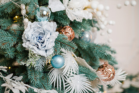圣诞树是为圣诞节而装饰的 装饰精美的房子 有银色 白色和圣诞树和礼物 一段神奇的时光 新年花环房间盒子玩具丝带假期庆典风格季节装图片