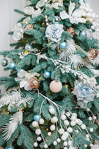 圣诞树是为圣诞节而装饰的 装饰精美的房子 有银色 白色和圣诞树和礼物 一段神奇的时光 新年季节丝带壁炉房间玩具假期庆典公寓花环风图片