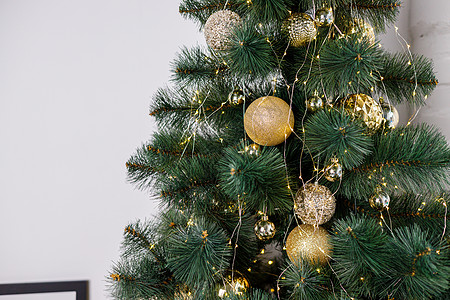 圣诞树是为圣诞节而装饰的 装饰精美的房子 有银色 白色和圣诞树和礼物 一段神奇的时光 新年季节花环玩具风格公寓装饰品盒子房间假期图片