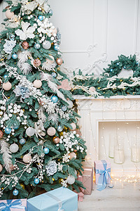 圣诞树 树下有礼物 壁炉装饰着花冠 在新年的时候 我们用木板来做画布房子装饰品假期庆典房间盒子展示花环金子季节图片
