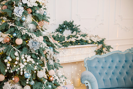 圣诞树是为圣诞节而装饰的 装饰精美的房子 有银色 白色和圣诞树和礼物 一段神奇的时光 新年玩具季节风格丝带装饰品花环假期盒子房间图片