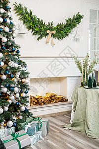 圣诞树 树下有礼物 壁炉装饰着花冠 在新年的时候 我们用木板来做画布庆典窗户房间房子金子花环展示假期盒子风格图片