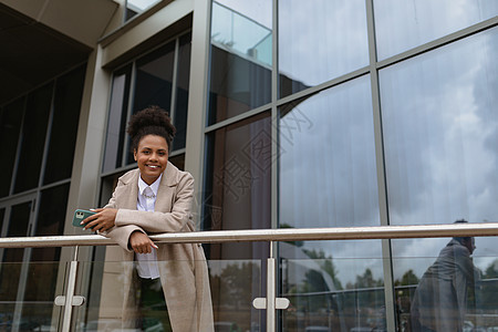 建筑玻璃立面背景下一位成功的非洲裔美国商业女性的肖像 商业和风险保险概念图片