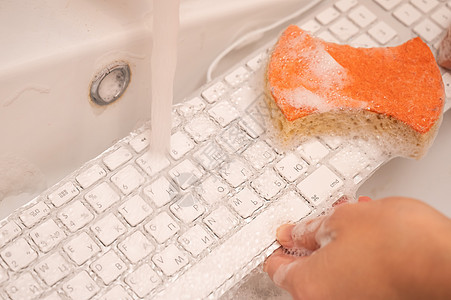 妇女用泡沫的海绵洗白电脑键盘脸盆擦洗液体数字气泡洗碗洗涤洗澡餐具破坏图片
