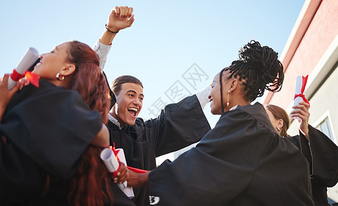 在证书 文凭和教育成功活动中庆祝 快乐和学生毕业 学生 朋友和大学生对毕业 班级和大学成就感到高兴图片