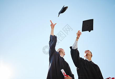 毕业证书 证书和学位授予仪式后 抛出毕业帽 蓝天和朋友 对大学成绩感到高兴的学生的教育 大学和学校奖学金成功图片