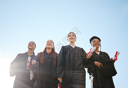 学位 毕业和研究生班学生朋友在教育成功仪式上开心 学生和朋友的多样性 有学校证书 大学和大专户外文凭图片