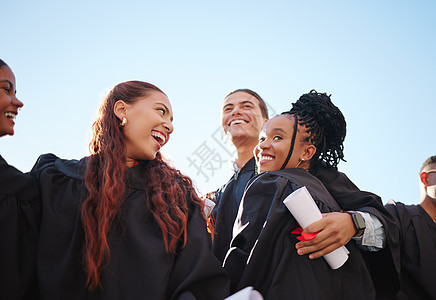 大学毕业典礼上 朋友和学生在户外的毕业典礼上幸福地拥抱在一起 快乐大学群体的多样性与教育成功对奖学金成就和自豪日的微笑图片