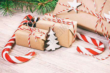 圣诞礼物 配有法尔树和装饰品 甜食和节假日礼物 彩色糖果 雪花 Xmas和新年快乐成份图片