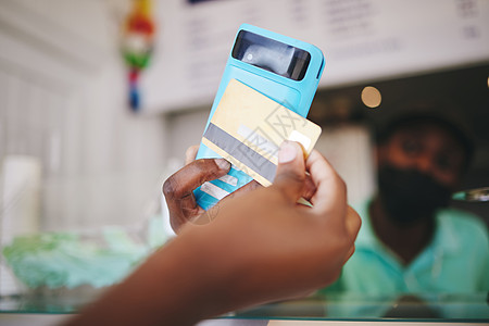 使用信用卡 机器和5g技术向客户支付手费 经理或出纳员与互联网和nfc进行交易 在杂货店无接触检查点抽取或扫描账单图片