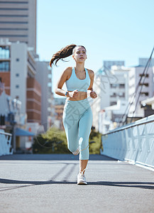 健身 运动或女性在城市 城镇或街道的桥上跑步以进行健康 锻炼或马拉松训练 来自加拿大的女孩 运动员或跑步者具有健康 动力和运动锻图片