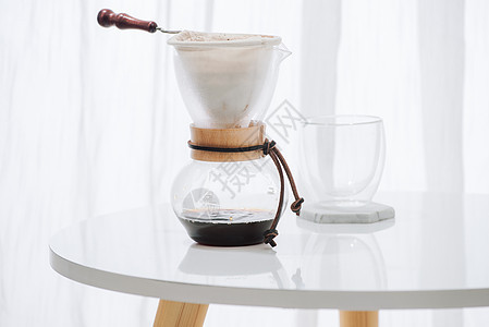 咖啡滴水装置 在咖啡店做咖啡滴水酿造棕色地面咖啡师服务器粉末杯子豆子酿酒师白色图片