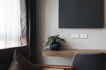 木黑和灰色现代桌和卧室办公桌窗户毯子家具房间休息蓝色木头靠垫建筑学阁楼图片